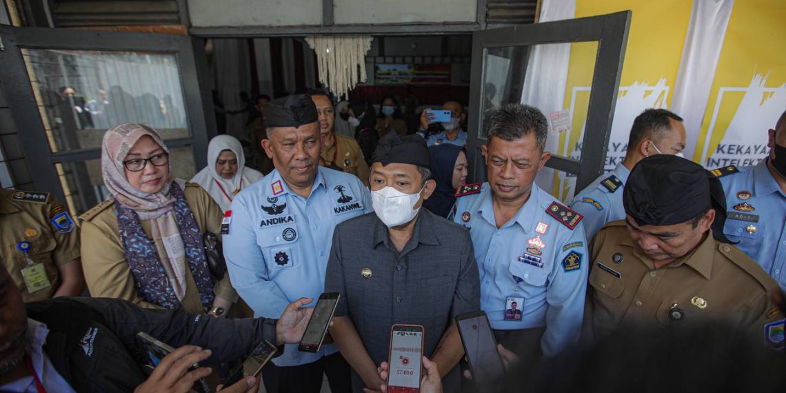 Jelang Pemilu, Pemkot Bandung Serahkan KTP Elektronik Kepada Warga Binaan Lapas Banceuy