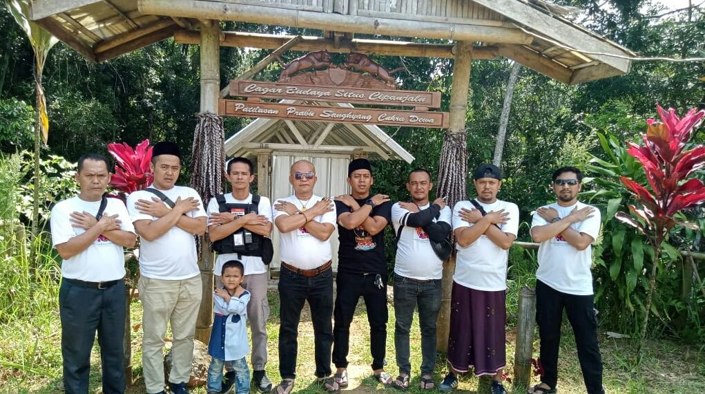 Team GOIB usai memanjatkan doa di makan Prabu Cakra Dewa