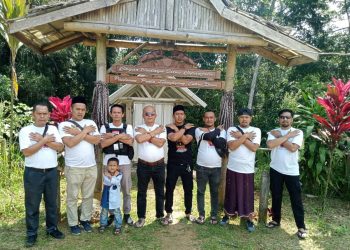 Team GOIB usai memanjatkan doa di makan Prabu Cakra Dewa