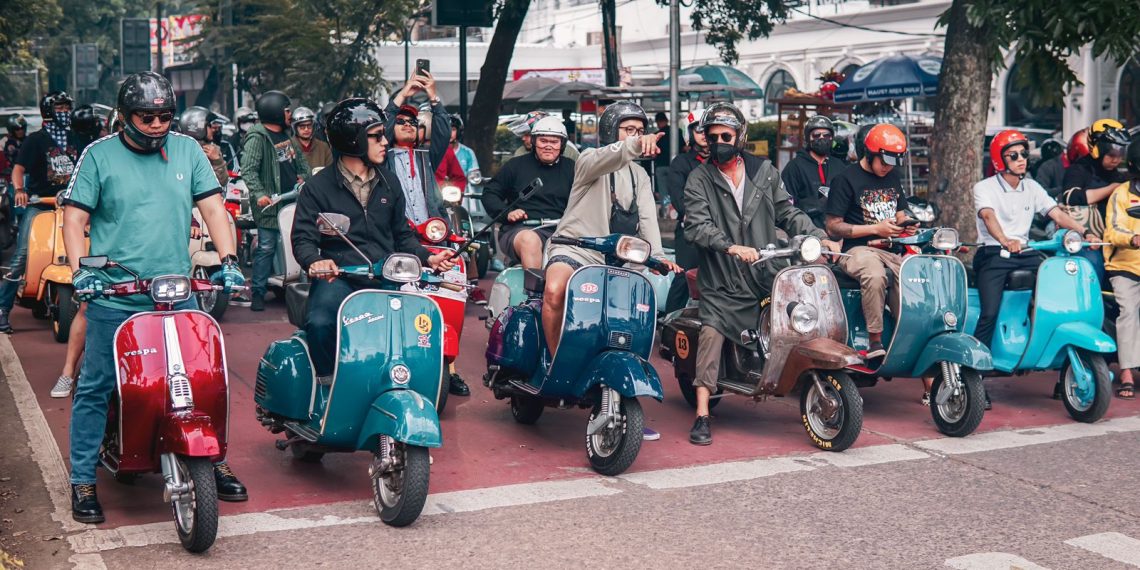 Kampanyekan Vespa & Lambretta Konversi, PLN Bersama Komunitas Ramaikan Event March of The Mods