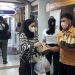 Tingkatkan Pelayanan, KAI Daop 2 Bandung Bagikan Takjil Gratis bagi Pelanggan