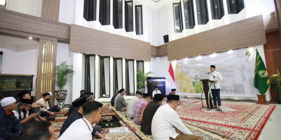 Wakil Ketua DPRD Jawa Barat H.Oleh Soleh,S.H saat memberikan sambutan dalam acara Tarling yang digelar Sekretariat DPRD Jawa Barat, Bandung, Senin (18/4/2023) malam. (Humas DPRD Jawa Barat).