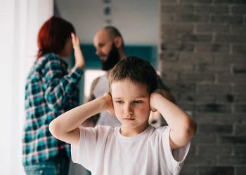 Dampak Buruk Orang Tua Sering Bertengkar Depan Anak