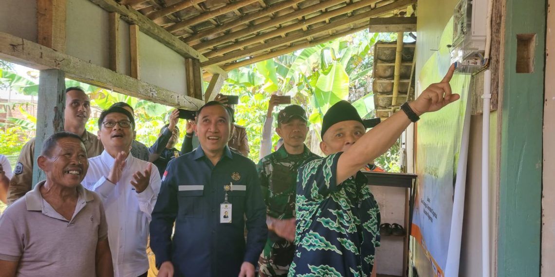 PLN Sambung Listrik Gratis Bagi  264 Keluarga Kurang Mampu di Majalengka Jawa Barat