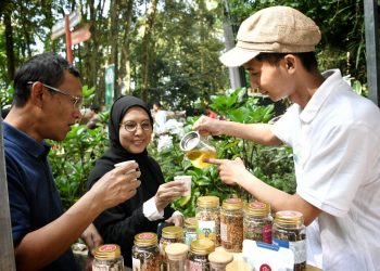 Hadiri Pasar Leuweung, Atalia Ridwan Kamil: Promosikan Teh dan Kopi Jabar