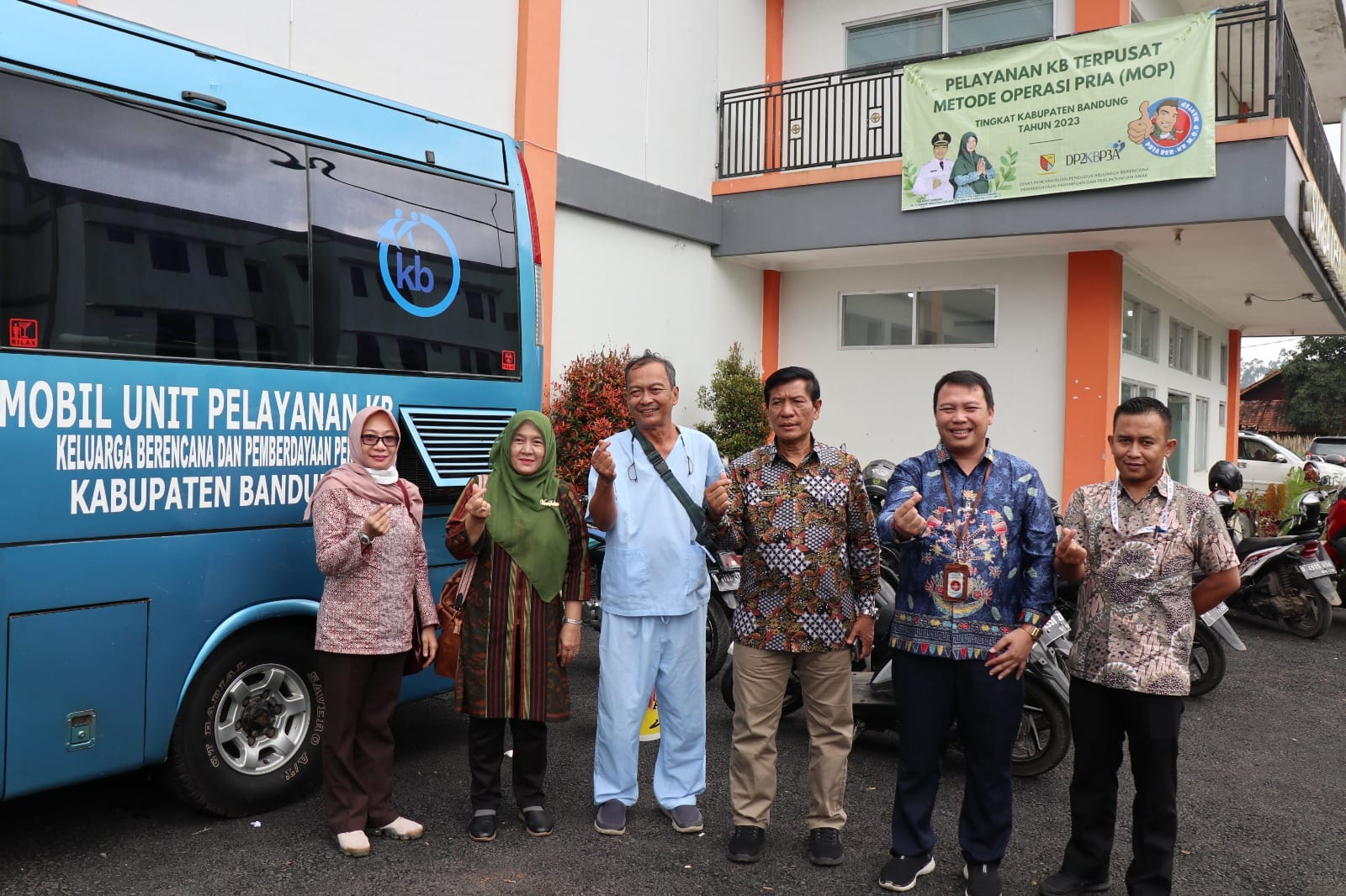 Plt Kepala Perwakilan BKKBN Provinsi Jawa Barat, DR. Dadi Ahmad Roswandi (berbatik biru) dalam kegiatan peluncuran Pelayanan KB terpusat MKJP di Desa Margamekar Kabupaten Bandung.
