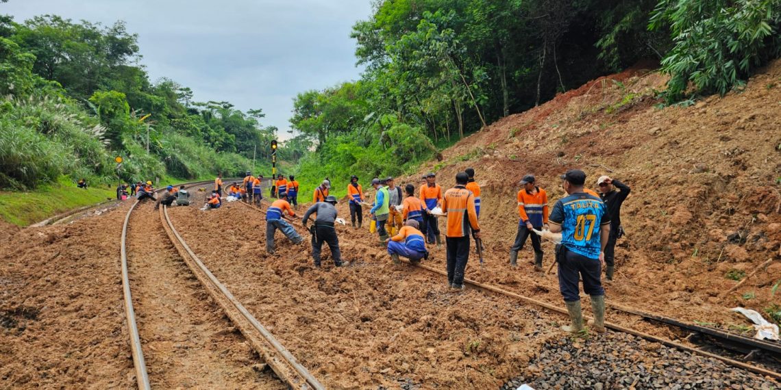 Update Longsor Ciganea, Jalur Sukatani – Ciganea Sudah Bisa dilalui KA dengan Pembatasan Kecepatan