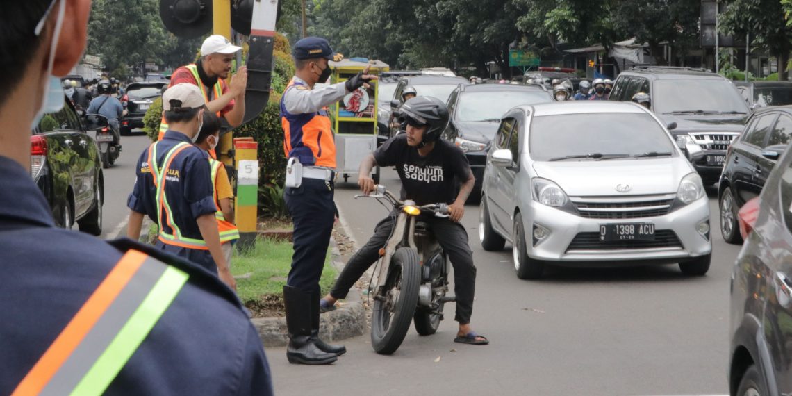Aksi Heroik Petugas PJL Selamatkan Nyawa Pejalan Kaki di Perlintasan Sebidang Laswi
