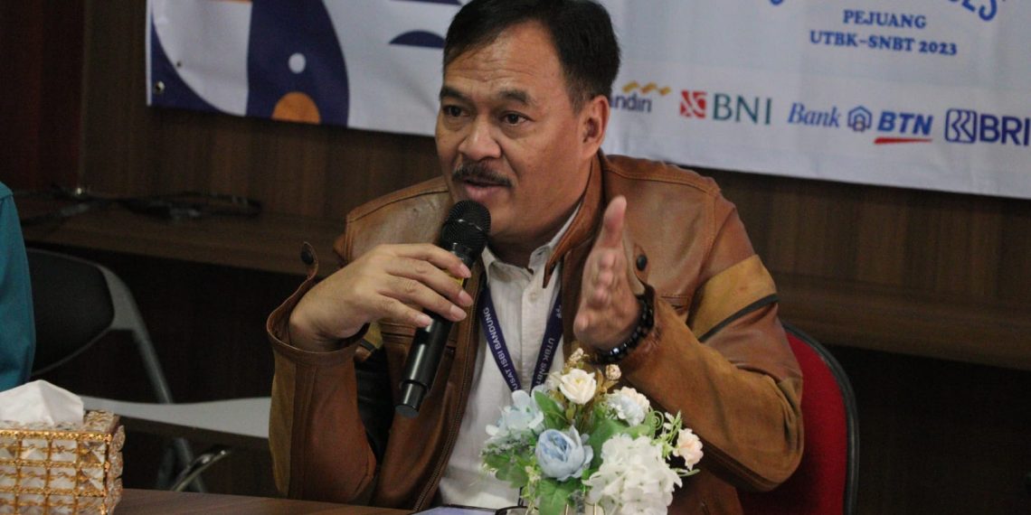 Ketua Tim Pelaksana Pusat UTBK Indra Ridwan saat Press Conference UTBK-SNBT Tahun 2023, Senin, 8 Mei 2023 di Gedung Rektorat ISBI Bandung jalan Buah Batu Kota Bandung. Foto : tim ISBI Bandung (istimewa)