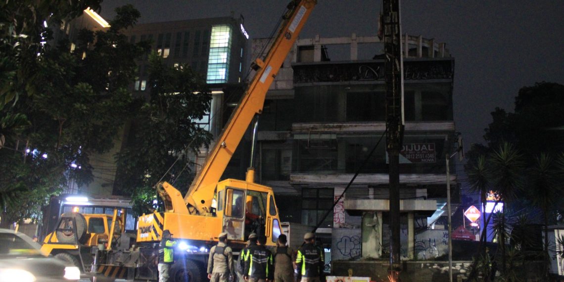 Kerahkan 73 Personil, Satpol PP Kota Bandung Tertibkan Reklame Ilegal
