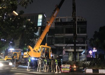 Kerahkan 73 Personil, Satpol PP Kota Bandung Tertibkan Reklame Ilegal