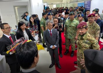 Tampilkan Produk Unggulan, Sultan Brunei Darussalam Tinjau Booth PT Pindad