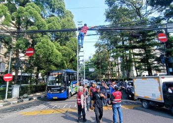 Kejar Target, Kota Bandung Tertibkan Puluhan Kilometer Kabel Udara