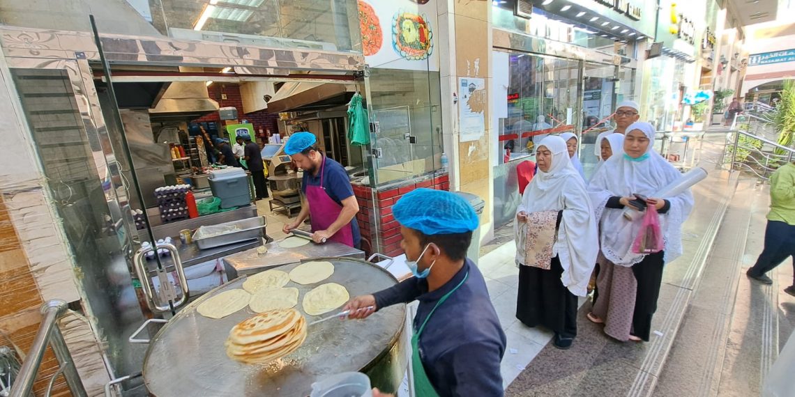 Pasokan Konsumsi Terhenti, Jamaah Haji Indonesia Beli Makanan di Kedai
