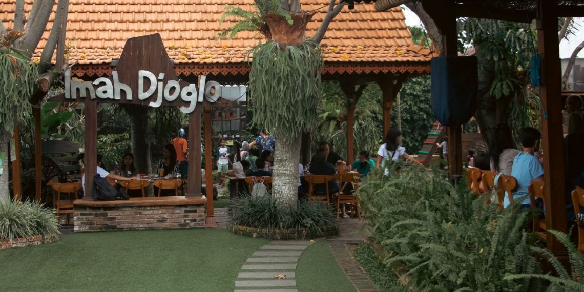 Wow! Makan Ditemani Hewan dari Spanyol Hingga Nigeria Ada di Imah Djoglo Bandung