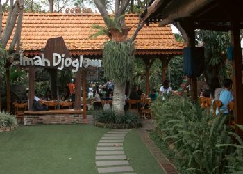 Wow! Makan Ditemani Hewan dari Spanyol Hingga Nigeria Ada di Imah Djoglo Bandung