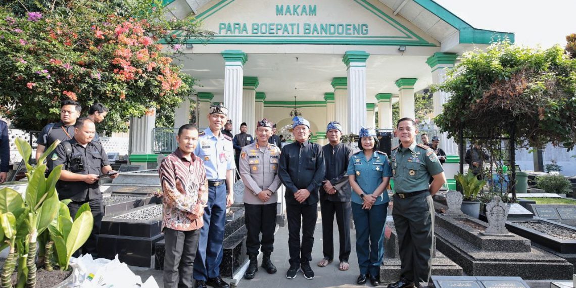Jelang HJKB, Pj. Wali Kota Bandung Ziarah ke Makam Pendiri Bandung