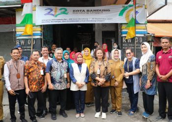 Tim Kota Bandung dan Kemenko PMK Kunjungi Keluarga Berisiko Stunting