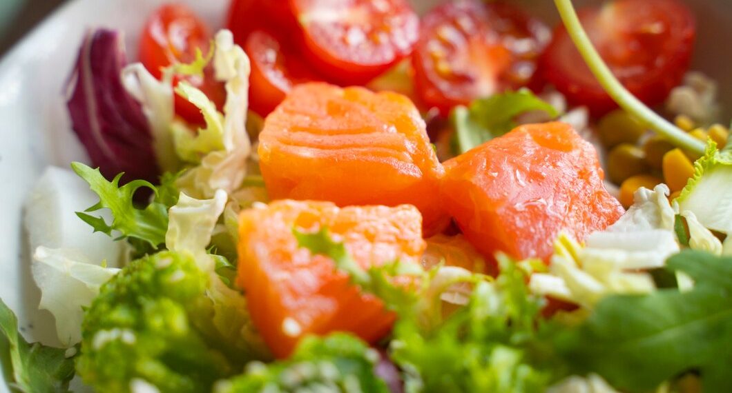Menu Sehat dan Lezat, Yuk Coba Resep Praktis Salad Salmon di Rumah