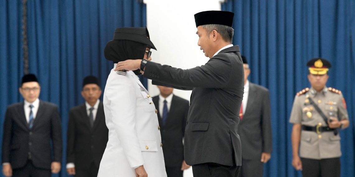 Bey Machmudin Lantik Eti Herawati sebagai Wali Kota Cirebon