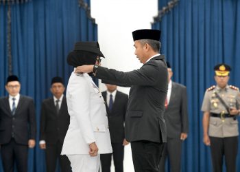 Bey Machmudin Lantik Eti Herawati sebagai Wali Kota Cirebon