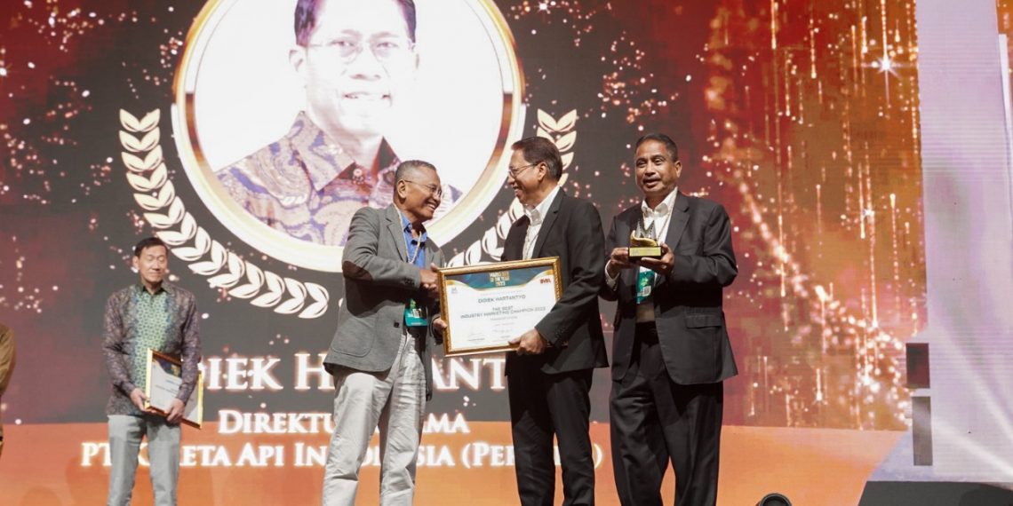 Dirut KAI Raih Penghargaan The Best Industry Marketing Champion 2023 Sektor Transportasi