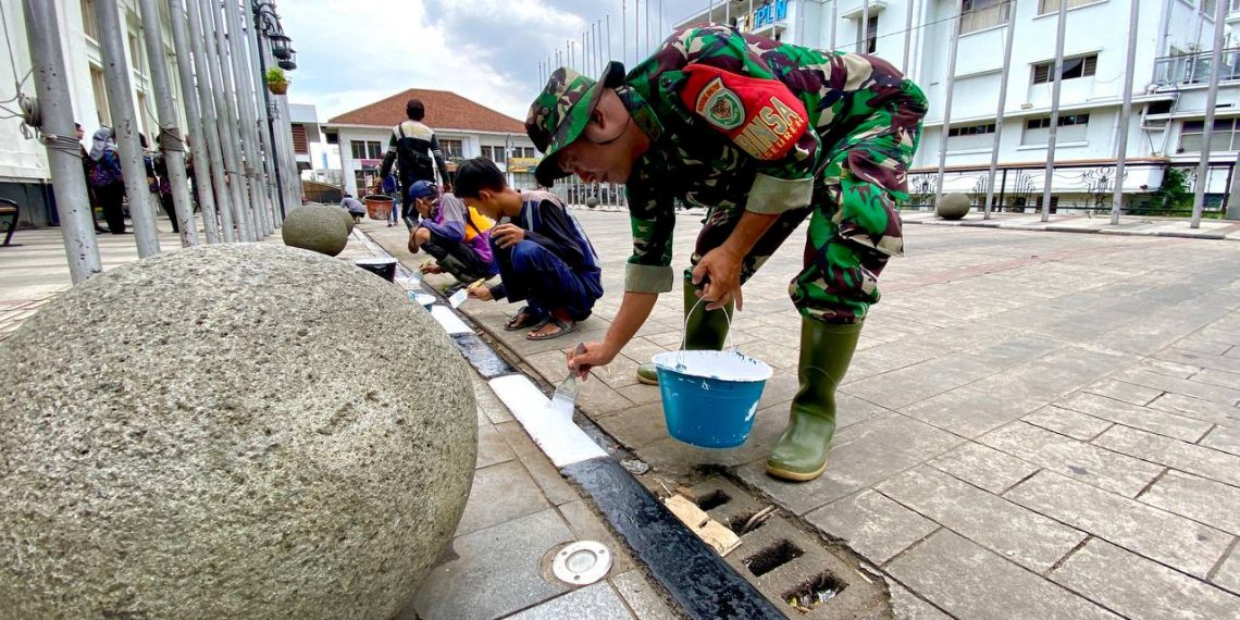 Kodim 0618/BS Bersama Stakeholder Lain Bebersih Selokan hingga Sungai di Kota Bandung
