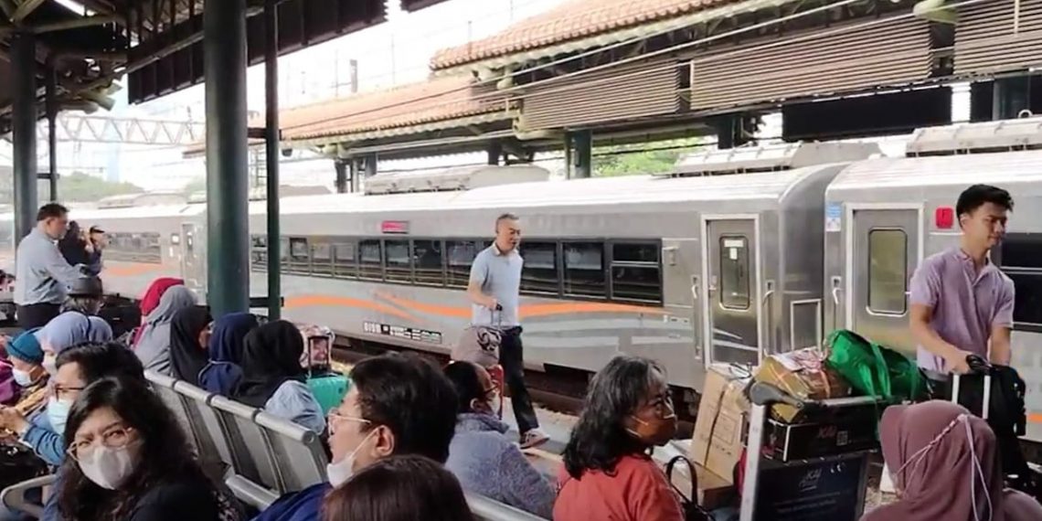 Ketepatan Waktu Keberangkatan KA Periode Nataru Capai 99,96 Persen
