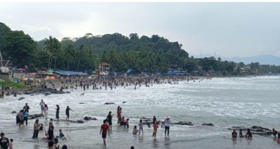 Pantai Karanghawu di Hari Ketiga Idul Fitri, Peningkatan Kunjungan dan Tantangan Pengelolaan