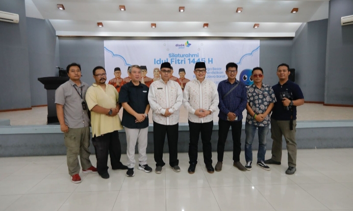 Kadisdik Jabar Wahyu Mijaya berfoto bersama awak media yang tergabung dalam Forum Wartawan Pendidikan Jabar