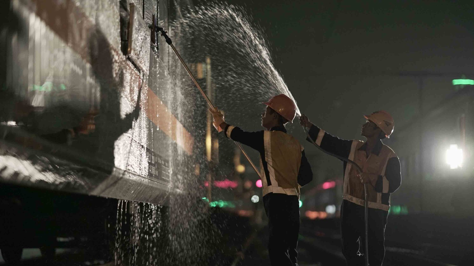 Menilik Proses Pencucian Gerbong Kereta Api