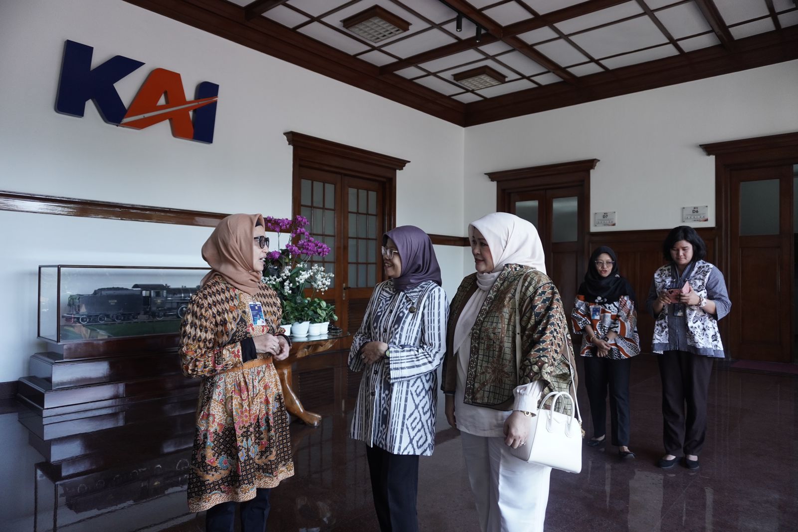 SBM ITB dan Singapore Management University Kunjungi PT KAI