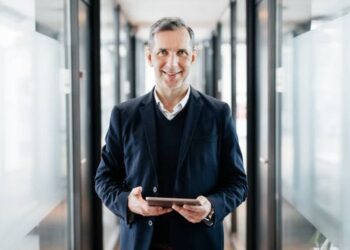 Rahasia Kesan Bijaksana: Cara Menjadi Pria yang Memikat di Depan Wanita