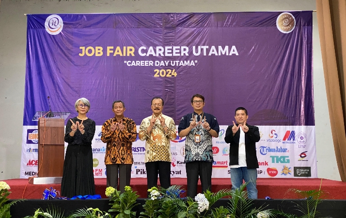 Job Fair UTama Dapat Apresiasi Dari Plh Kepala LLDIKTI IV Jabar Banten Agus Supriatna