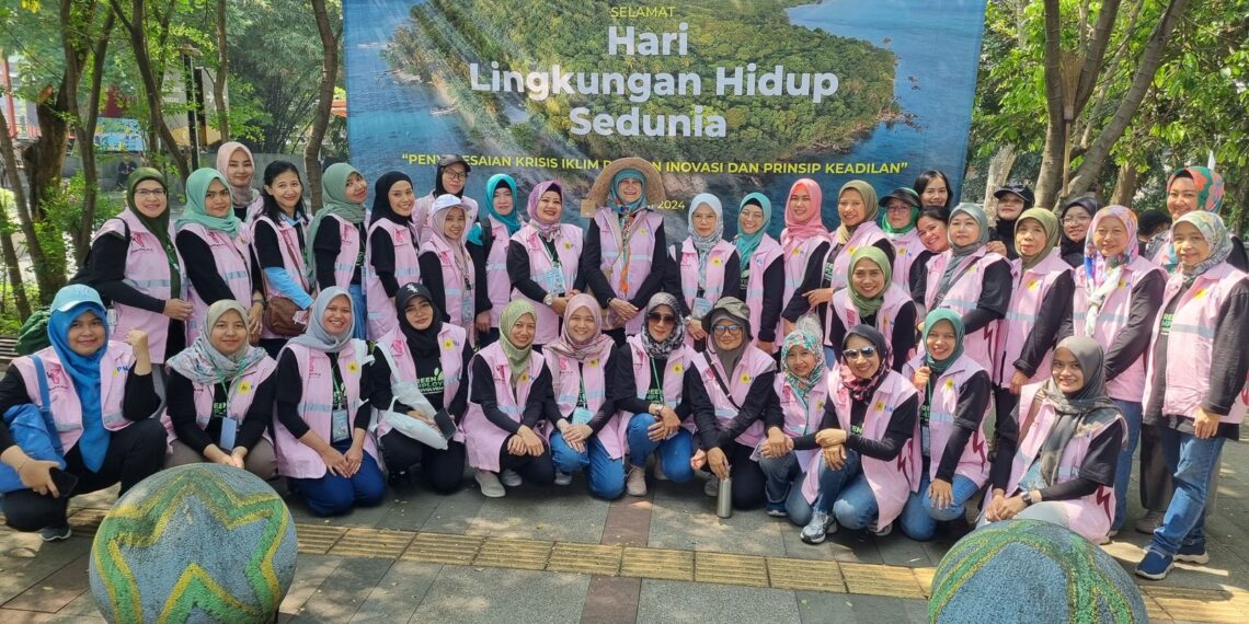 Hari Lingkungan Hidup, Pegawai PLN Jabar Beberesih Sungai Cikapundung Bersama Komunitas dan Warga Sekitar