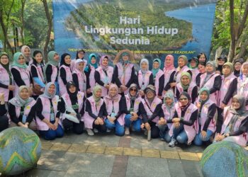 Hari Lingkungan Hidup, Pegawai PLN Jabar Beberesih Sungai Cikapundung Bersama Komunitas dan Warga Sekitar