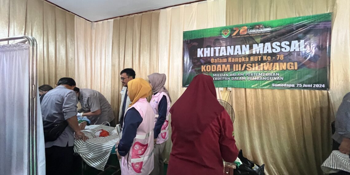 PLN Salurkan Bantuan Untuk Sunatan Massal di Sumedang