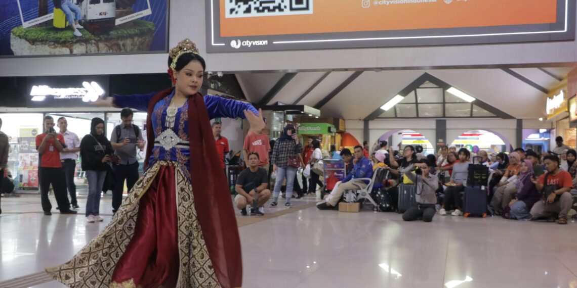 Frontliner KAI Daop 2 Bandung Unjuk Kebolehan Tari dan Bermusik di Stasiun Bandung