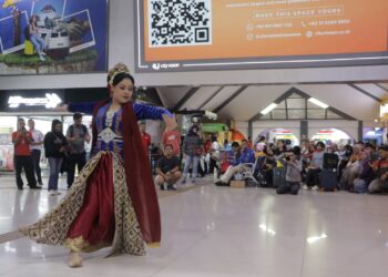 Frontliner KAI Daop 2 Bandung Unjuk Kebolehan Tari dan Bermusik di Stasiun Bandung