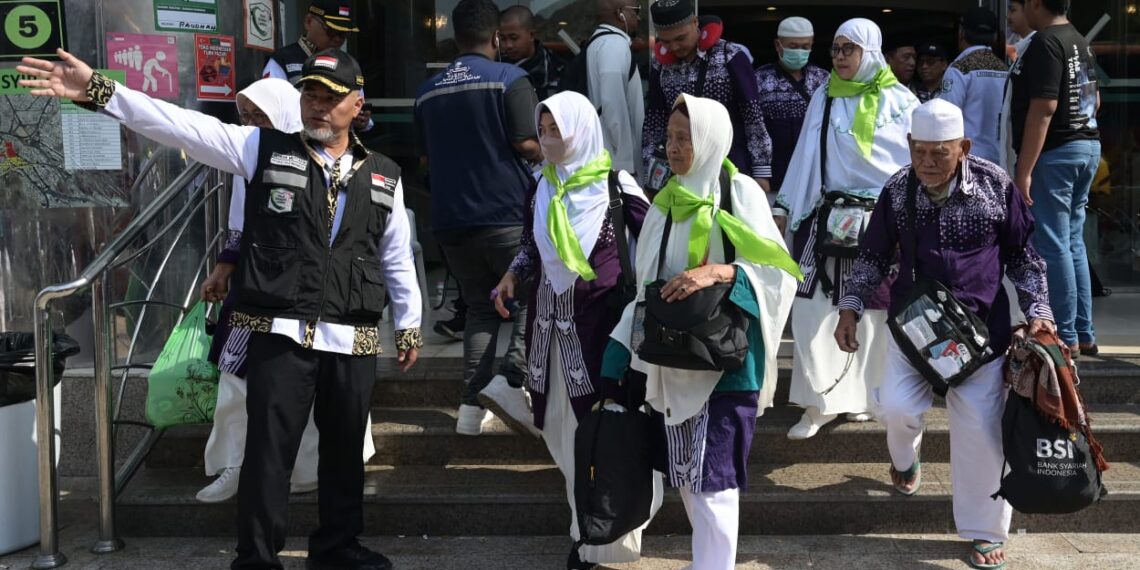 Jemaah embarkasi Solo (SOC-02) berjalan dari hotel di Makkah. (Foto: Kemenag RI).