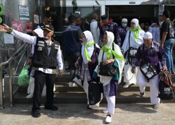 Jemaah embarkasi Solo (SOC-02) berjalan dari hotel di Makkah. (Foto: Kemenag RI).