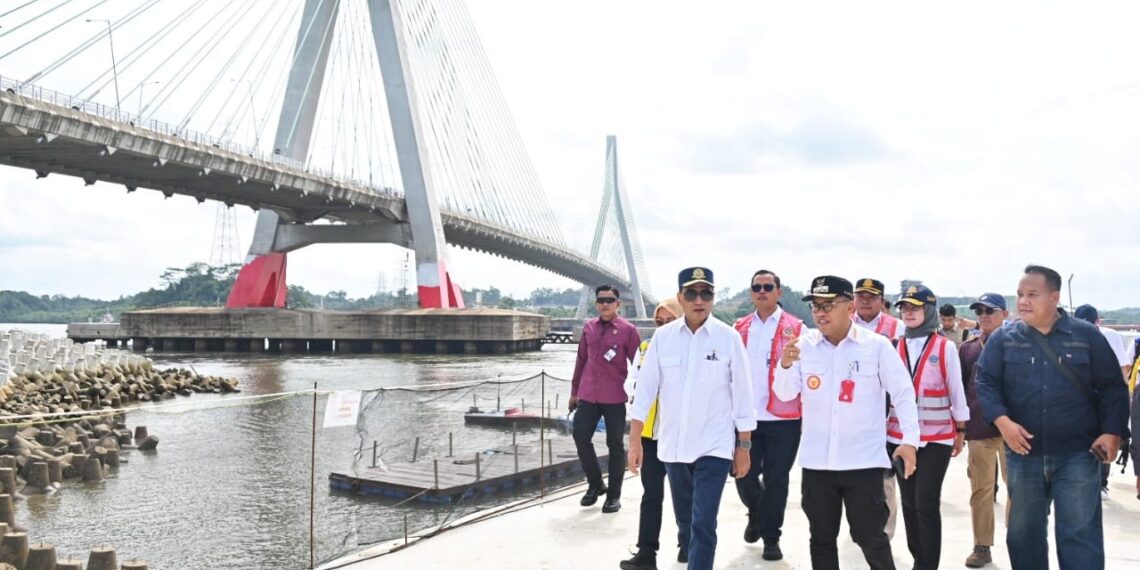 Menteri Perhubungan Budi Karya Sumadi saat meninjau Pelabuhan Punggur. (Foto: Kemenhub RI).