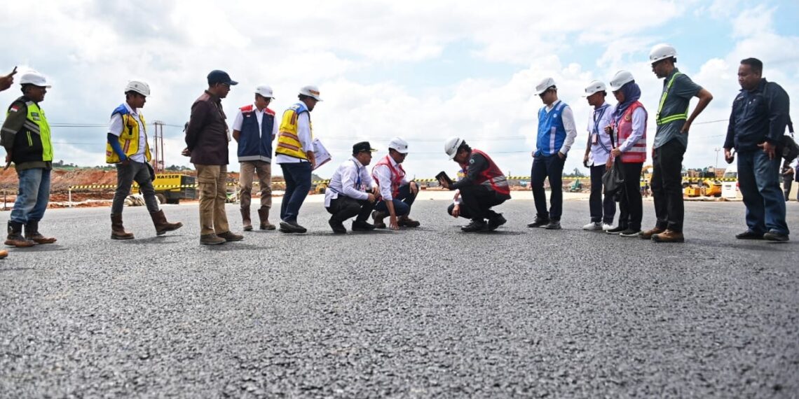 Menteri Perhubungan Budi Karya Sumadi kembali mengunjungi lokasi pembangunan Bandara IKN, Kecamatan Penajam, Penajam Paser Utara, Kalimantan Timur, Jumat (21/6/2024). (Foto: Kemenhub RI).