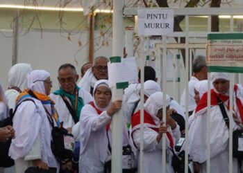 Jemaah haji Indonesia saat mengantri untuk memasuki bus murur di Arafah, Sabtu (15/6/2024). (Foto: Kemenag RI).