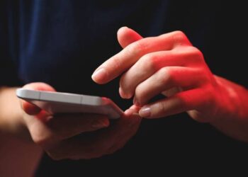 Dampak Negatif Terlalu Sering Main Handphone: Ancaman Serius bagi Kesehatan dan Kehidupan Sosial