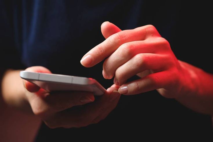 Dampak Negatif Terlalu Sering Main Handphone: Ancaman Serius bagi Kesehatan dan Kehidupan Sosial