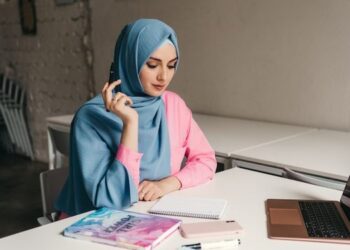 8 Warna Jilbab yang Cocok untuk Baju Hijau Muda: Tips Padu Padan Fashion Stylish untuk Hijabers