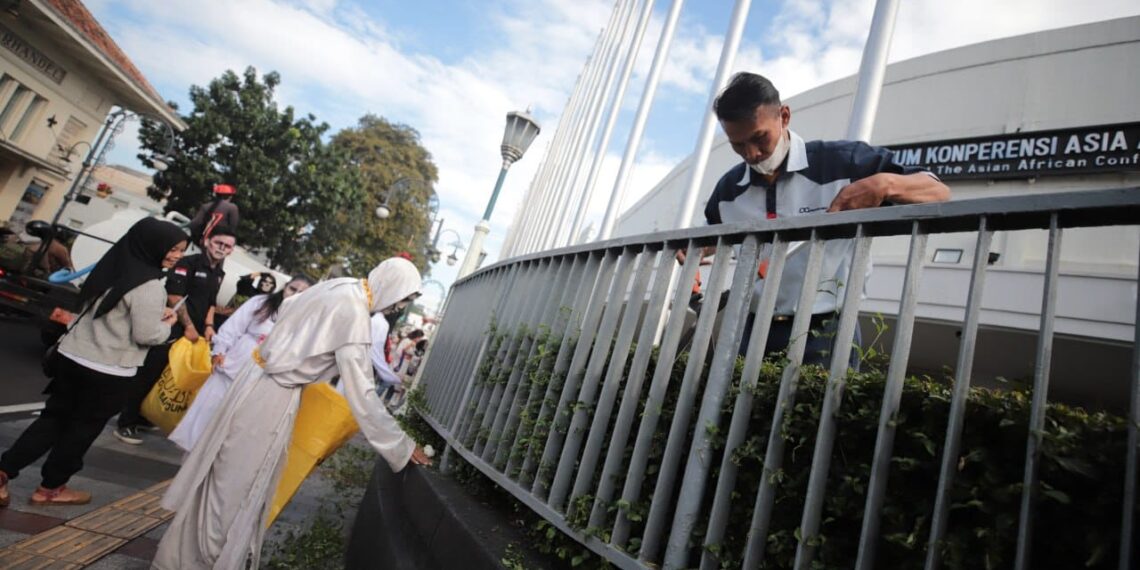 Sambut AAF 2024, Dari Pegawai Sampai Hantu Bebersih Kawasan Asia Afrika