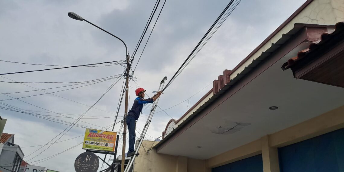 Hasil dari Patroli, PLN Icon Plus melakukan perapihan Kabel Fiber Optik di Subang