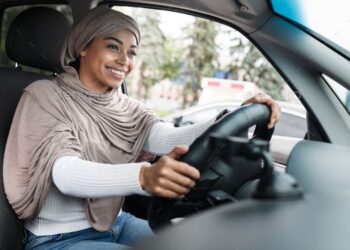 Aman dan Nyaman: Tips Berkendara bagi Wanita di Jalan Raya